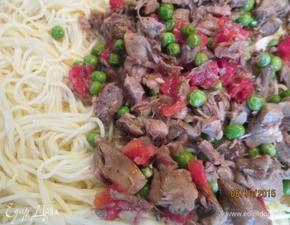 Сверху спагетти, а затем мясо с грибами и овощи.