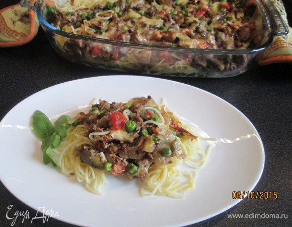 Подаем в форме, в которой запекалось блюдо и раскладываем по тарелкам.