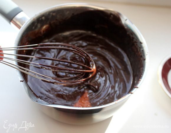 В сотейнике с толстым дном подогрейте сливки с сахаром. Сахар должен полностью раствориться. Доведите сливки почти до кипения, но не кипятите! Шоколад поломайте на кусочки. Горячие сливки медленно вылейте на шоколад. Перемешайте круговыми движениями, пока масса не станет абсолютно гладкой и блестящей. Добавьте мягкое сливочное масло, размешайте до однородности.