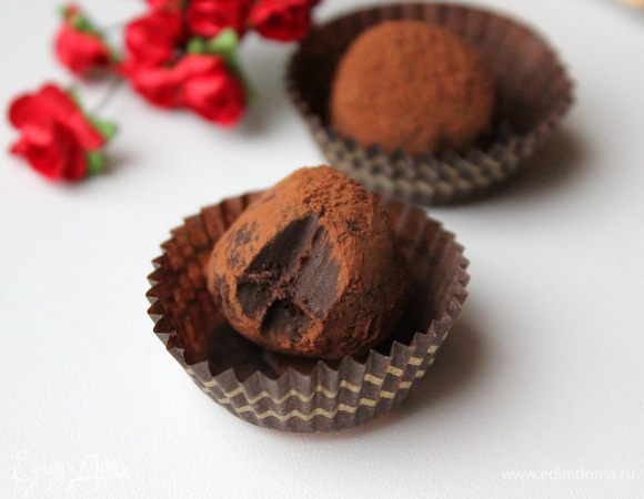 Чайной ложкой или руками сформируйте шарики, обваляйте в какао, отправьте конфеты в холодильник постоять.