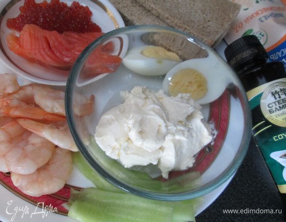 Подготовим все ингредиенты: хлеб освободим от корочки и нарежем на 3 прямоугольника, отварим яйца и измельчим их. Огурцы нарежем тонкими пластинами и слегка присолим, чтобы они стали мягкими и легко складывались для украшения.