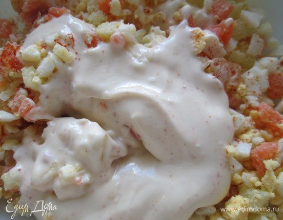 Приготовим соус: смешаем майонез, сметану, соевый соус и красный перец. Уберем в холодильник на полчаса.
Измельчаем болгарский перец, добавляем мелкие креветки, яйца и заправляем 1/2 частью охладившегося соуса.
