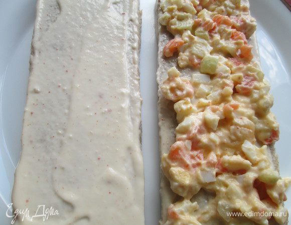 Остальной частью соуса смазываем все кусочки хлеба со всех сторон, даем пропитаться.
Далее на два кусочка хлеба выкладываем начинку.
