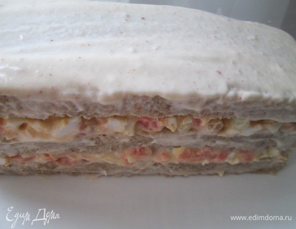 Сверху кладем третий кусочек хлеба без начинки.