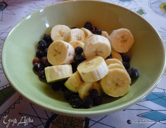 Бананы очищаем от кожуры и крупно нарезаем, добавляем промытую черную смородину.