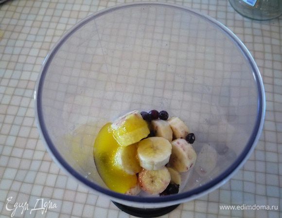 Выкладываем бананы и черную смородину в чашу блендера, добавляем мед, молоко и все взбиваем блендером. Если смузи вам кажется слишком густым, то можно добавить еще немножко молока. Но в основном дети его любят кушать ложками. В смузи я добавляю коровье молоко или козье. Если у деток непереносимость молока, то добавляйте питьевую воду, вкус смузи от этого не испортится.