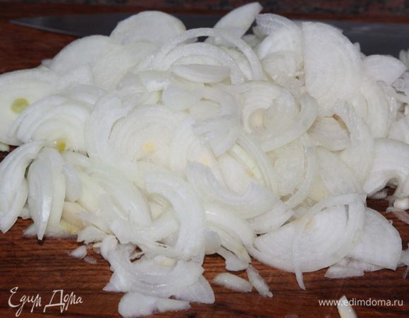 Одну луковицу откладываем в сторону, остальной лук чистим и нарезаем полукольцами, посыпаем сахаром, обминаем и добавляем яблочный уксус. Оставляем промариноваться.