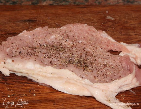 Мясо отбиваем, посыпаем любимыми к мясу специями - у меня только свежесмолотый черный перец.