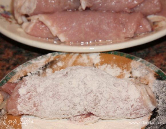 Сворачиваем рулетики, растительное масло разогреваем на сковороде, рулетики панируем в муке.