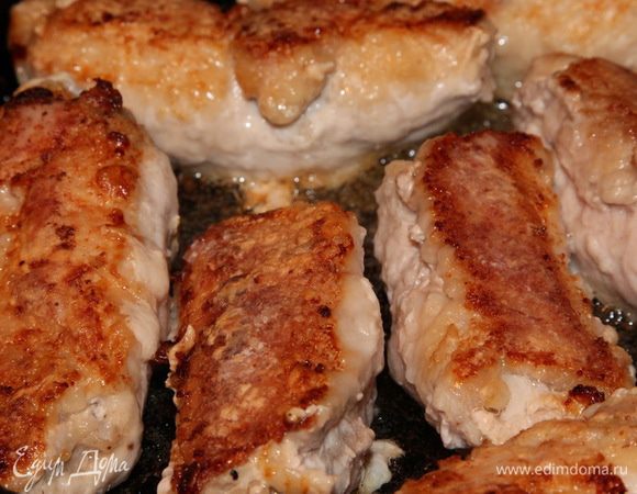 Обжариваем с каждой стороны (сначала "швом" вниз, затем переворачиваем) по паре минут до образования румяной корочки. Огонь сильный.