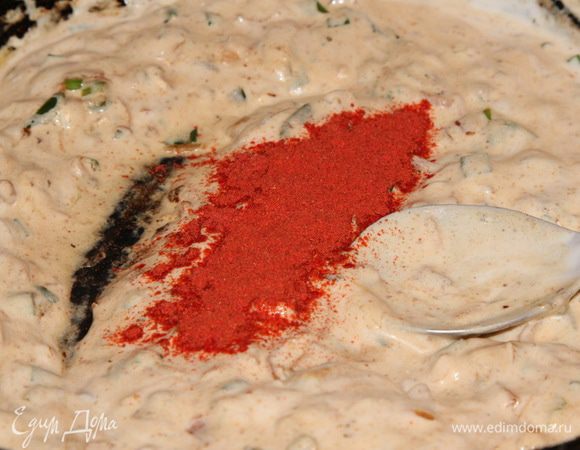 Добавляем 1 столовую ложку муки, перемешиваем, добавляем сметану. Когда все вымешаем, добавляем водичку, чтобы получился не очень густой соус. Как только соус булькнет, добавляем паприку - перемешиваем.