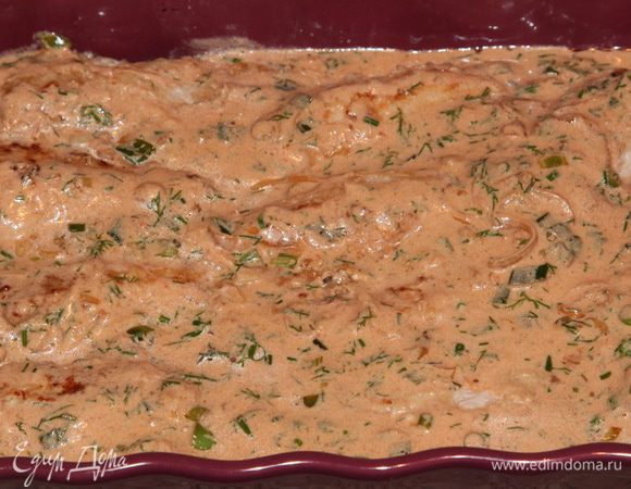 Рулетики складываем в емкость для запекания и заливаем соусом. Духовку разогреваем до 200 градусов.