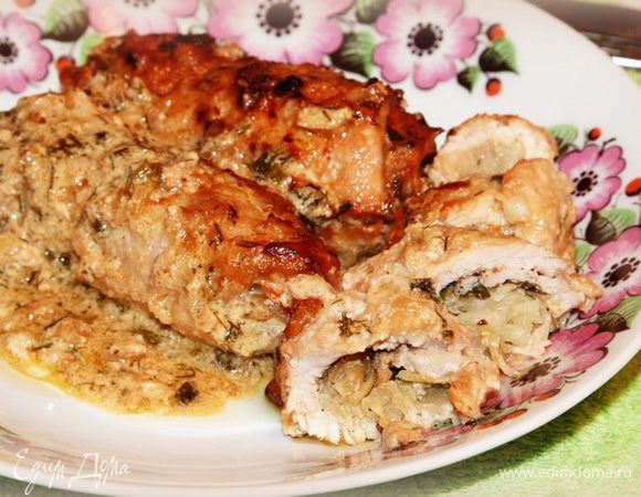 Мясо получается нежным, ароматным и очень сочным. Резали горячим, поэтому не очень получилось. Смачного! 