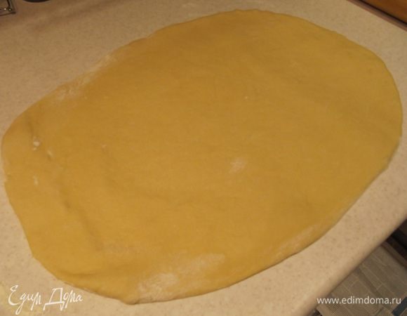 Подошедшее тесто обмять, выпустив лишний воздух. Раскатать в прямоугольник 40x25 см.