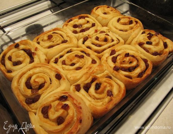 Снять пленку, накрыть форму фольгой и отправить в предварительно разогретую до 190C духовку на 25 минут. Затем снять фольгу и выпекать еще 15 минут без фольги до зарумянивания.
Время выпечки зависит от вашей духовки.