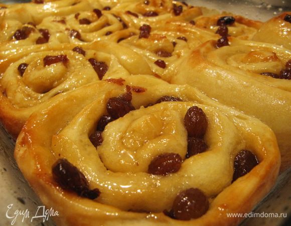 Приготовить сахарный сироп. Смешать в небольшом ковше воду и сахарную пудру, довести до кипения и проваривать 2 минуты. Смазать теплые булочки горячим сиропом с помощью кулинарной кисти.