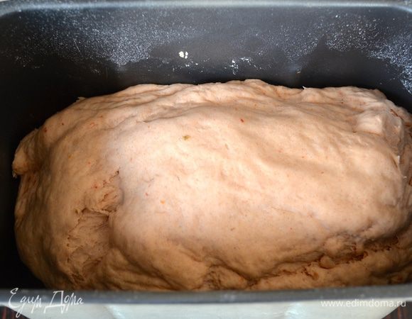 По окончании процесса замеса теста, выложить его из чаши Х/П в миску, смазанную растительным маслом. Лопасти-мешалки удалить из чаши - они нам больше не пригодятся! 