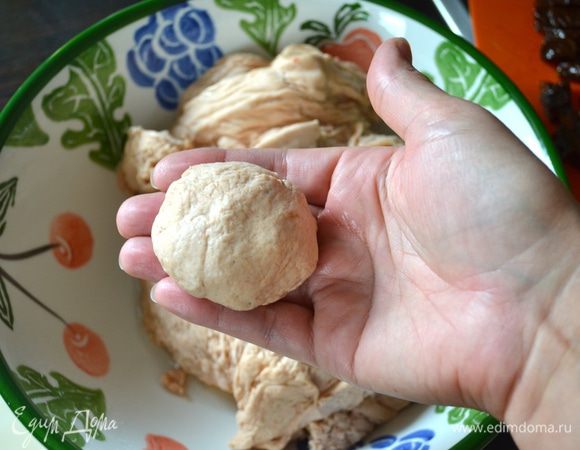 Защипнуть края к центру и сформировать булочку.