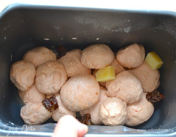 Булочки укладывать в ведерко - неплотно, чтобы им было куда увеличиваться и вырасти при расстойке. Между слоями булочек положить вяленые помидоры и несколько кубиков сыра.