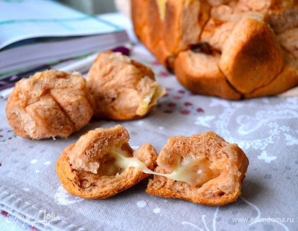 И подавать! Еще немного теплым он тоже очень вкусный! Особенно эта сырная начинка...
P.S. Кстати, будет не лишним сказать, что взрослые тоже очень оценили этот хлеб, особенно с бокалом вина! 