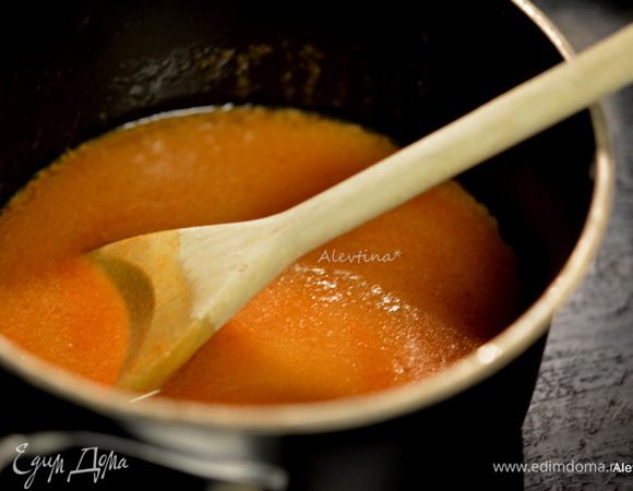 Для соуса выложить масло в кастрюльку и растопить, добавить сок апельсина, чили соус, мед, сок лайма. Как все перемешалось, снять с огня.