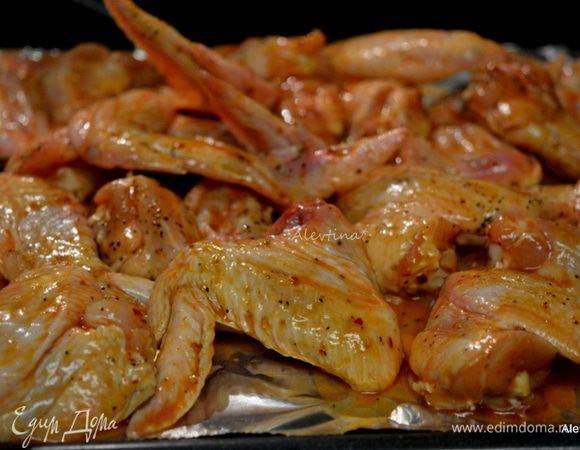 Готовим на гриле или в духовке. Кисточкой смазать все крылышки и выложить на разогретый гриль, прикрыть крылышки фольгой сверху или готовить в духовке 200 гр. Перед окончанием готовки за 5 мин вновь смазать соусом и поставить в духовку или гриль.
