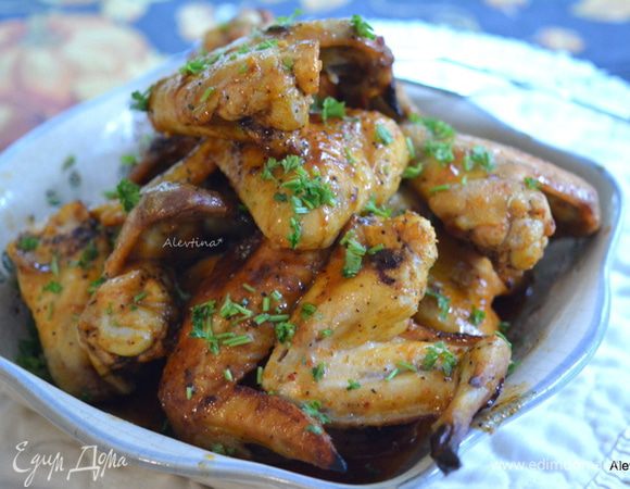 Готовые крылышки подаем к столу, украсив зеленью свежей. Приятного аппетита. Я использовала соус как в оригинале, для нас было не слишком пряно, мед гасит остроту частично.