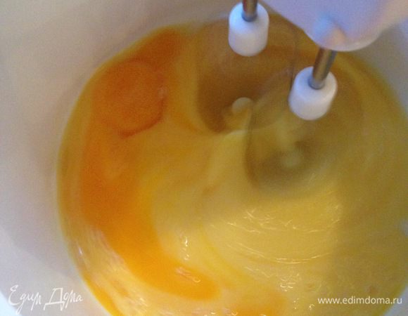 Взбиваем яйца с сахаром до густой пены.