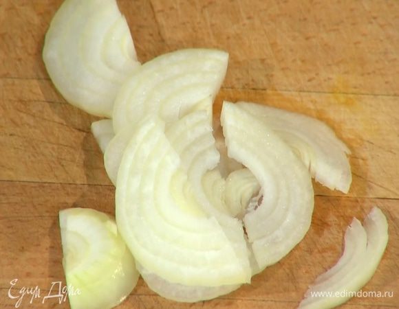 Лук почистить и нарезать полукольцами.