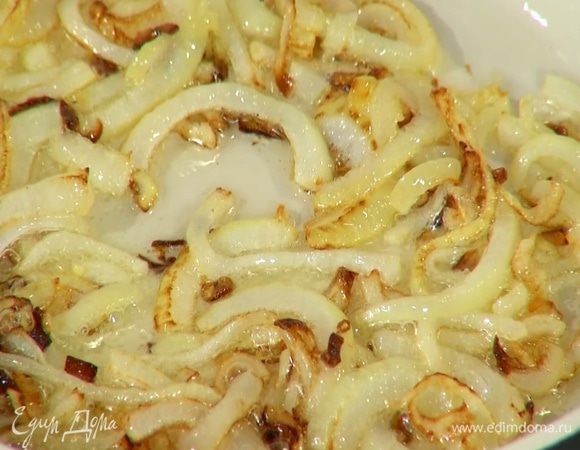 Разогреть в сковороде 1 ст. ложку оливкового масла и обжарить лук до карамельного цвета.