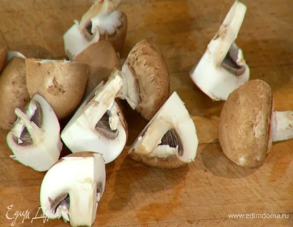 Грибы разрезать на 4 части.