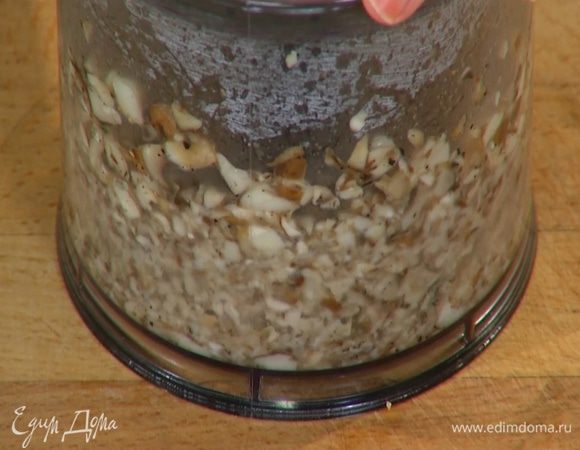 Обжаренные грибы измельчить в блендере.