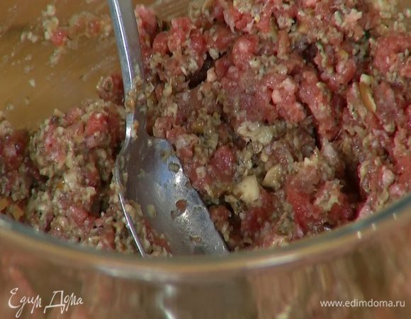 Фарш соединить с измельченными грибами, посолить и поперчить, добавить горчицу, все вымешать и сформировать две котлеты.