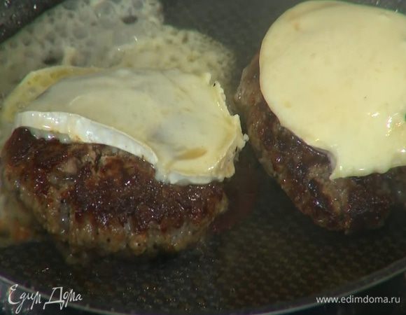 Разогреть в сковороде оставшееся оливковое масло и обжарить котлеты с одной стороны, затем перевернуть, влить в сковороду немного воды, выложить на котлеты по кружку камамбера, накрыть сковороду крышкой и обжаривать все 1–2 минуты.