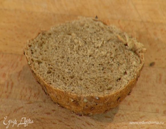 Булочки разрезать вдоль пополам.