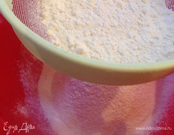 Пока взбиваются яйца смешиваем крахмал с мукой и просеиваем (стакан 200 - гр).