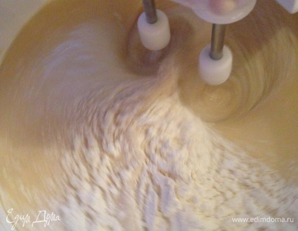 К яйцам добавляем сметану и гашенную соду, а затем понемногу муку и продолжаем взбивать.