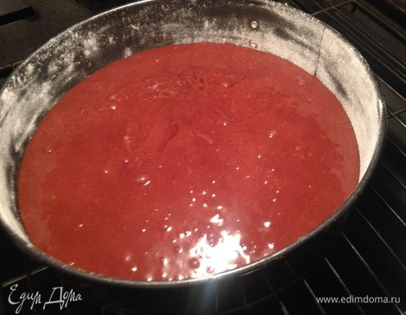 Форму со съемным дном смазываем маленьким кусочком сливочного масла и посыпаем мукой. В нее переливаем шоколадную часть теста и ставим в разогретую до 180 градусов духовку на 40 минут. Затем повторяет то же самое со второй частью теста.