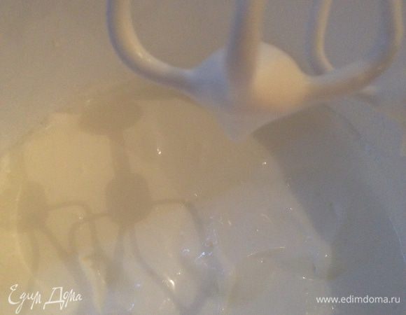 Пока печется первый корж займемся кремом.
Сливки взбиваем до пиков и затем добавляем остальные продукты и взбиваем еще минут 10. Ставим в холодильник пока не остынут коржи.