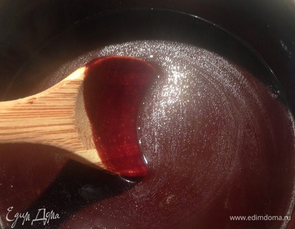 Во время выпекания второго коржа займемся глазурью.
Смешать какао, сахар и воду и кипятить на небольшом огне 30 минут! Затем добавляем размягченное сливочное масло и ванилин. Еще немного кипятим и снимаем с огня. Даем полностью остыть.