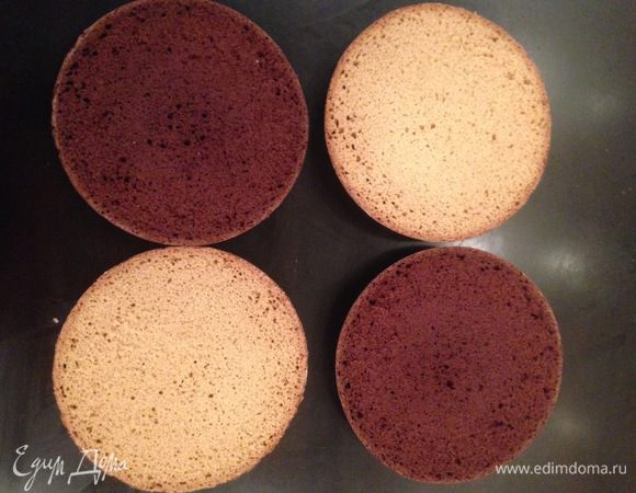 Оба коржа разрезаем пополам, получается 4 коржа.