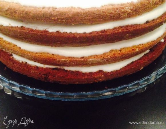 Каждый корж я пропитала ванильным молоком (в рецепте этого нет) и на каждый слой наносим крем и собираем торт.