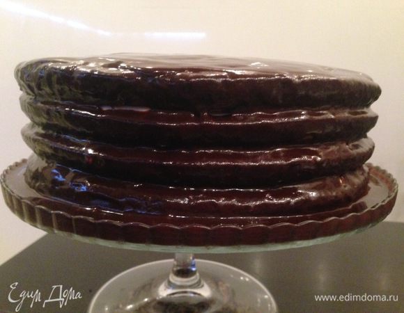 Поливаем торт остывшей глазурью.