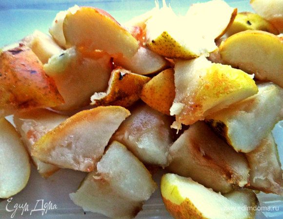 Груши у меня садовые очень мягкие, разваливаются под ножом, поэтому кожицу не очищала, только серединку. Мелких нужно штук 6 на двоих.