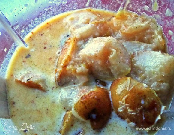 Переложить груши в ёмкость для взбивания, вылить сливки 100-150 мл.