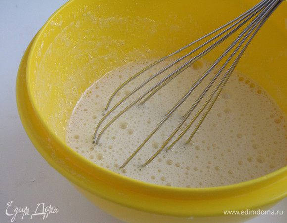 Яйца взбить с сахаром добела.