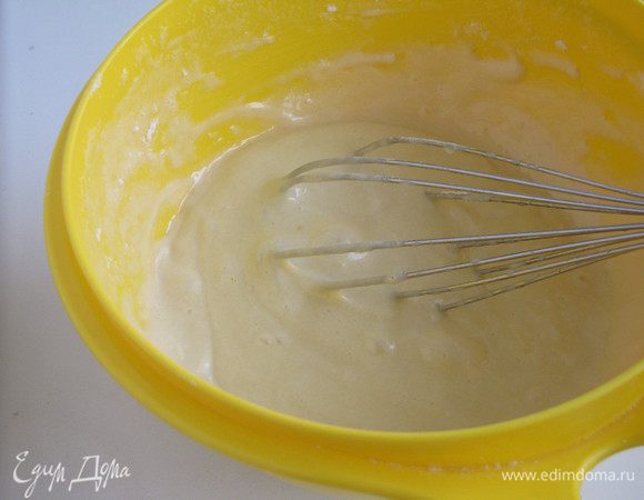 Добавить растопленное сливочное масло, молоко, муку, просеянную вместе с разрыхлителем, солью и ванилином. Аккуратно перемешать. Тесто получается довольно жидким.