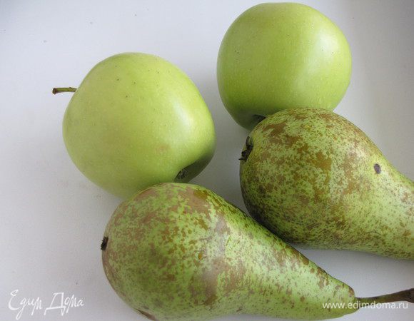 Яблоки и груши вымыть, почистить и нарезать тонкими пластинками. Лучше всего это делать в кухонном комбайне.