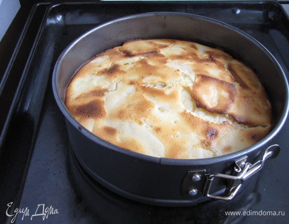 Выпекать в разогретой до 200°C духовке 35 минут или до зарумянивания.