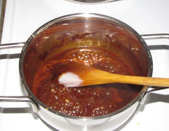 Для карамели насыпать сахар в маленькую кастрюльку или ковш с толстым дном и растопить его на медленном огне, не мешая. Когда сахар растает и приобретет янтарный цвет, осторожно влить сливки и положить масло. Снять с огня и перемешать. Если получились комочки, то можно снова поставить кастрюльку на огонь и растворить их, помешивая.